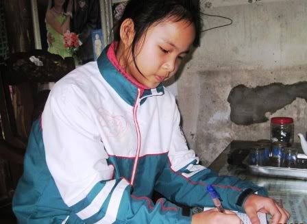 Cô bé mồ côi học lớp 7, chăm bà nội 88 tuổi mù lòa - 2