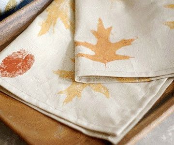 Lavoretti d'autunno con le foglie: stampare la stoffa